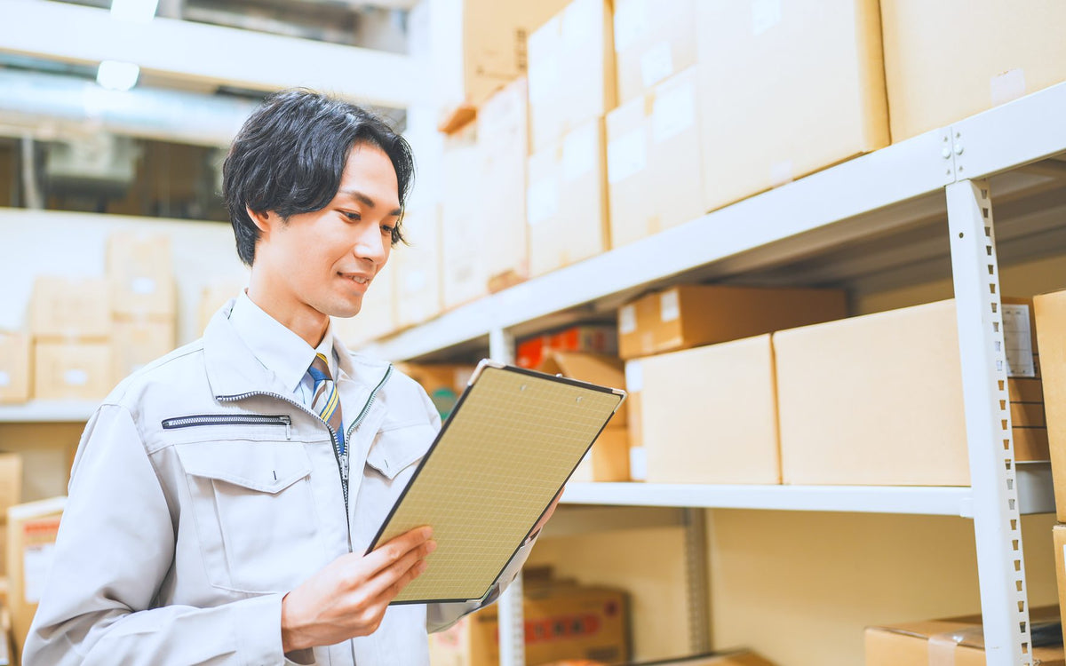 納品前の製品を確認する担当者
